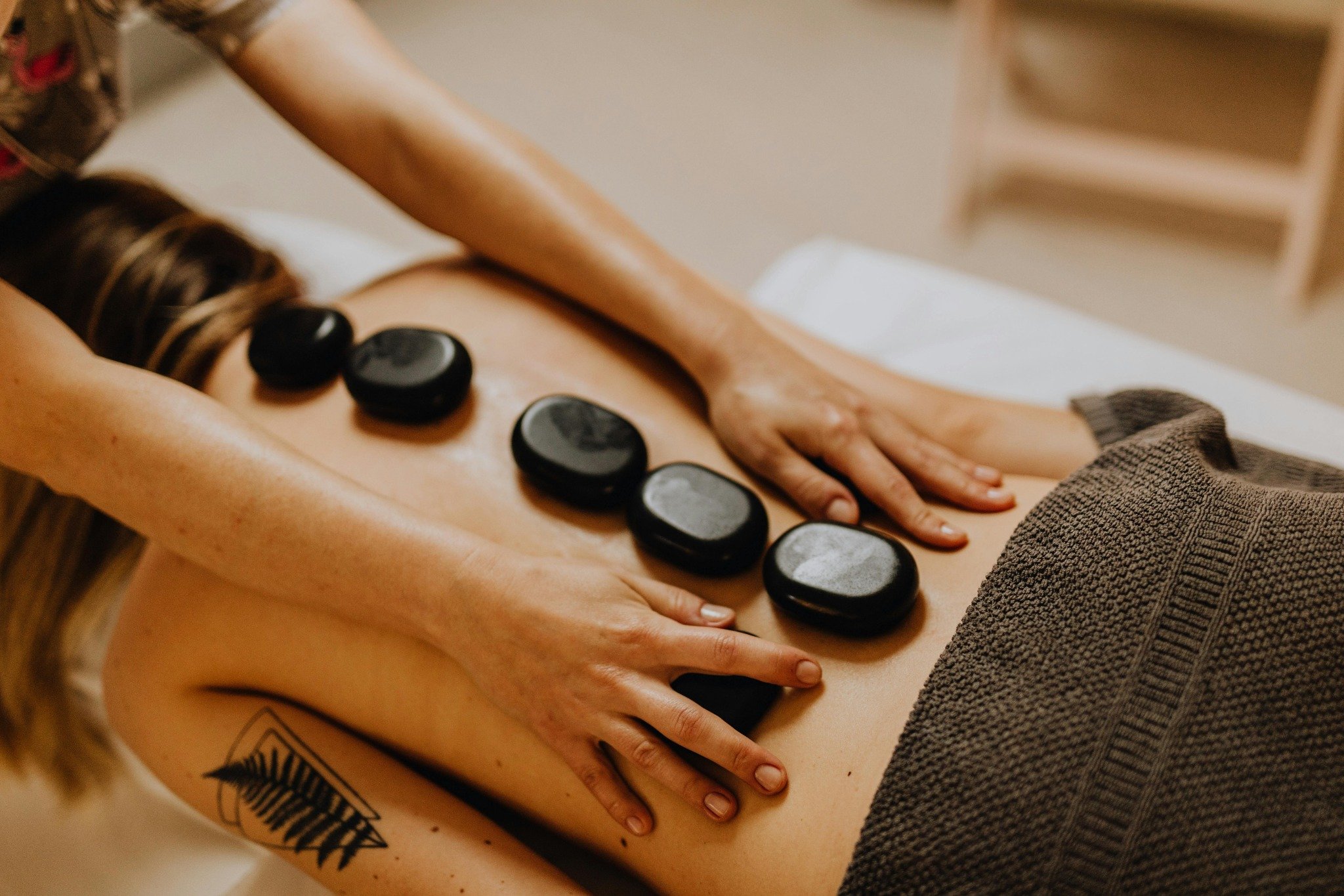 Masaje Corporal Relajante con Piedras Calientes (60 minutos)